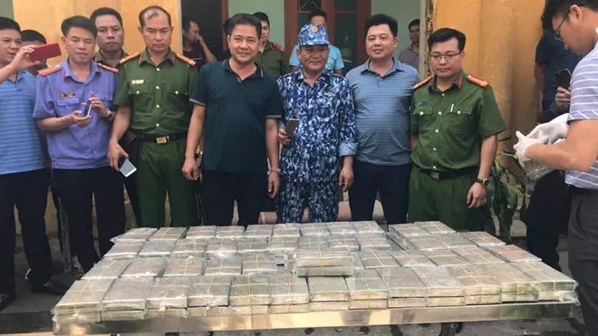 Hơn 100 cán bộ chiến sĩ vây bắt các đối tượng vận chuyển 100 bánh heroin