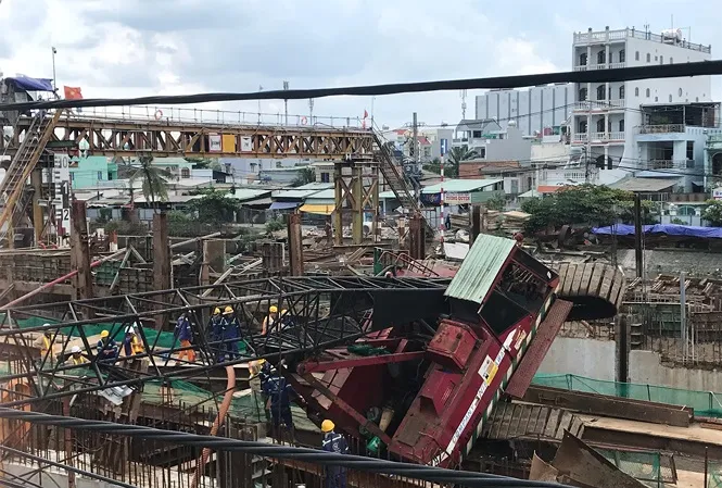 Cần cẩu dự án chống ngập đổ vào nhà dân
