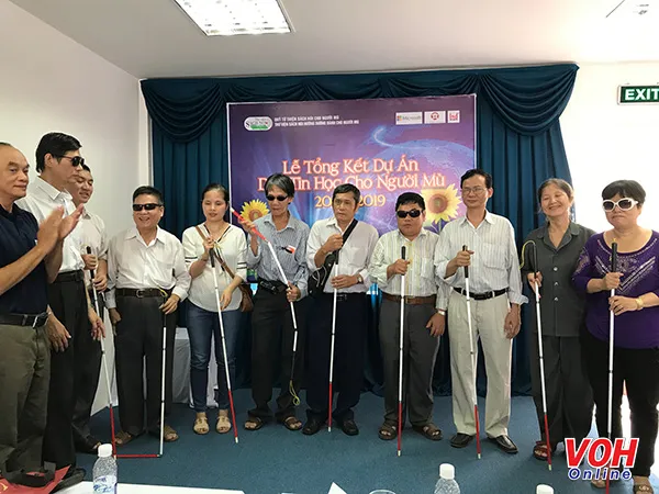 Hơn 200 người hoàn thành chương trình “Dạy Tin học cho người mù”