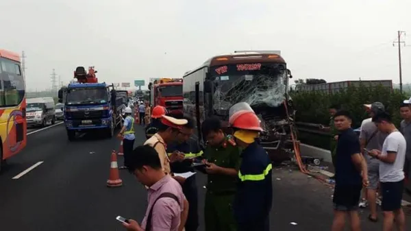 Xe khách tông xe rác trên cao tốc Pháp Vân, khiến 10 người bị thương