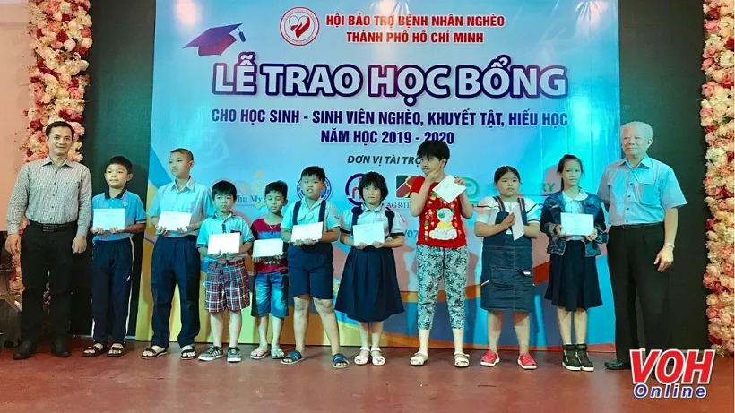 Trao tặng hơn 1.300 suất học bổng cho các em học sinh sinh viên nghèo, khuyết tật hiếu học