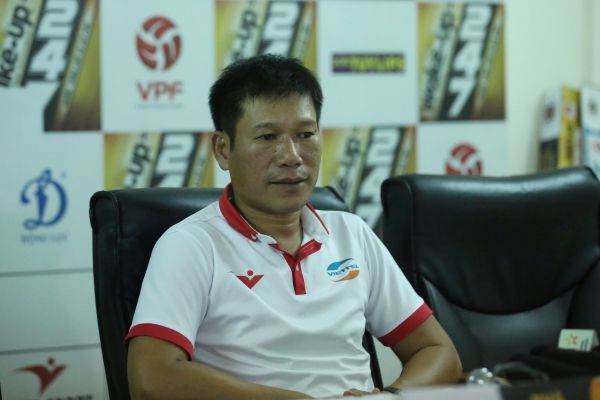 HLV Viettel thông cảm với với trọng tài trong tình huống chạm tay của Quảng Nam