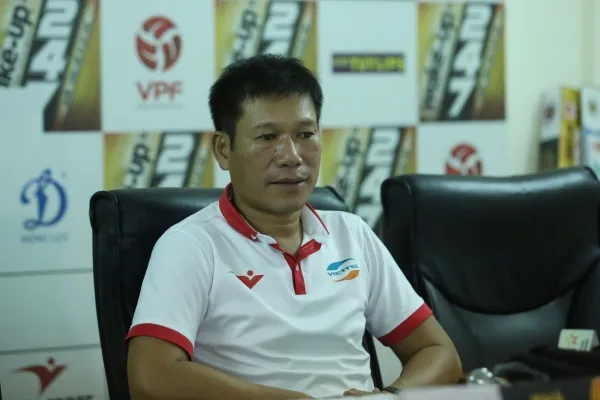 HLV Viettel thông cảm với với trọng tài trong tình huống chạm tay của Quảng Nam