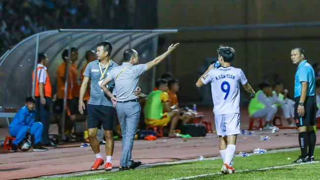 HAGL thắng kịch tính, HLV Lee Tae Hoon hết giận trọng tài