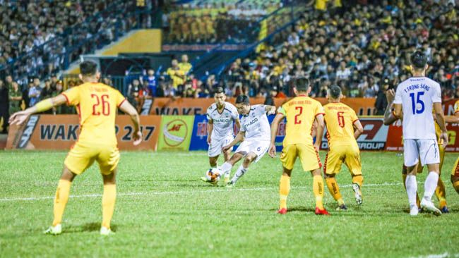 Xuân Trường ghi cú đúp đá phạt giúp HAGL đánh bại Thanh Hoá