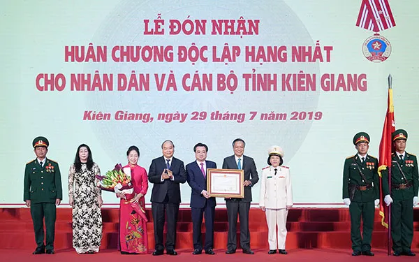 Thủ tướng  dự lễ trao Huân chương Độc lập hạng Nhất cho nhân dân và cán bộ tỉnh  Kiên Giang