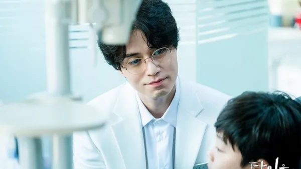 Lee Dong Wook hoá bác sĩ bí ẩn trong phim kinh dị Hell Is other people 