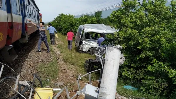 Tin tức tai nạn giao thông hôm nay 31/7/2019: Tàu hỏa tông ôtô trung chuyển, 3 người tử vong tại chỗ