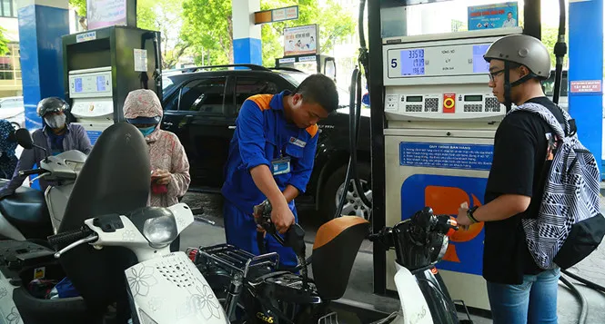 Giá xăng ngày 1/8 sẽ giảm nhẹ hay đi ngang? 