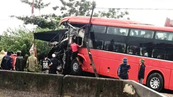 Tin tức tai nạn giao thông ngày 1/8/2019: Xe khách giường nằm lao vào nhà dân, tài xế bị thương nặng