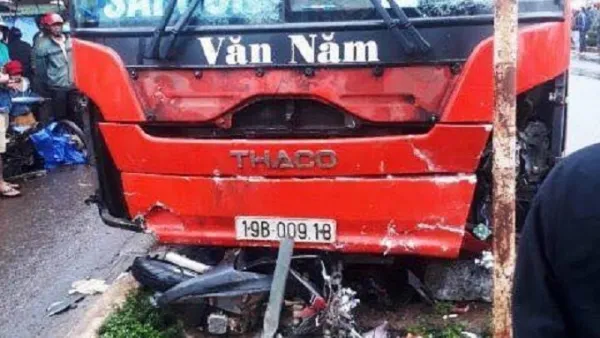 Tin tức tai nạn giao thông hôm nay 3/8/2019: Xe khách lao vào chợ ven đường, ít nhất 3 người tử vong