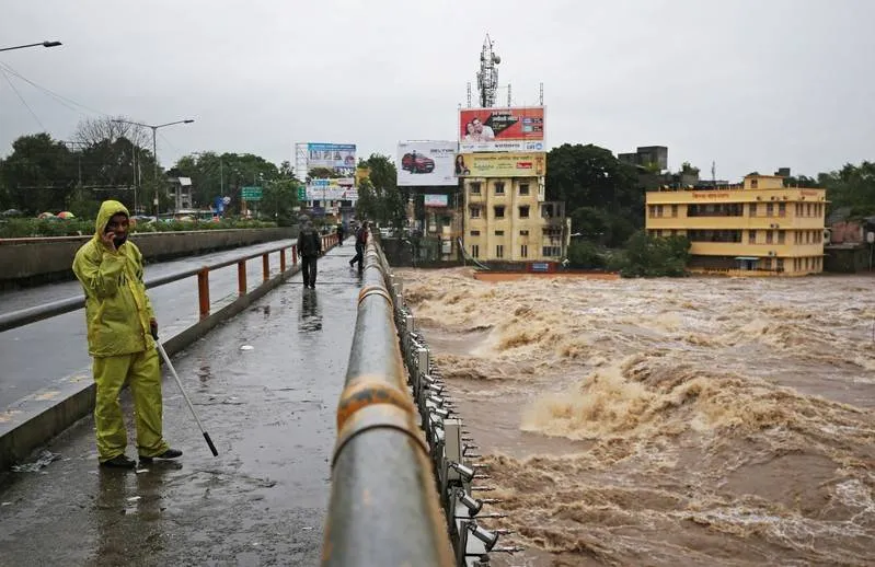 Ấn Độ: Mưa lũ làm tê liệt giao thông, hàng trăm người bị mắc kẹt ở Mumbai