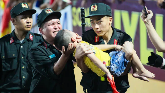 Lộ diện chiến sĩ CSCĐ đưa tay vào miệng cứu bé trai bị ngất trên sân Thiên Trường