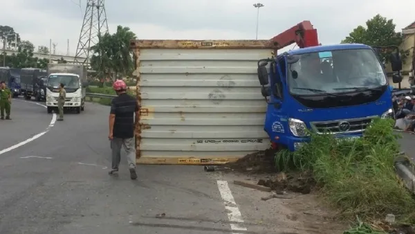 Tin tức tai nạn giao thông hôm nay 5/8/2019: Kinh hoàng thùng container rơi đè trúng xe tải