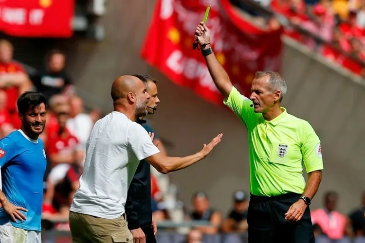 Pep Guardiola trở thành HLV đầu tiên nhận thẻ vàng của mùa giải