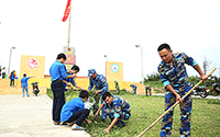 Cán bộ, chiến sỹ Hải đoàn 32 chung tay làm sạch môi trường biển