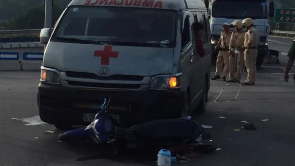 Tin tức tai nạn giao thông hôm nay 7/8/2019: Xe cứu thương va chạm xe máy, 2 người nguy kịch