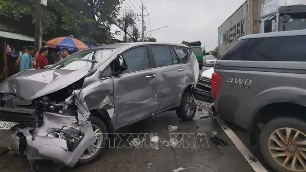 Xe container mất lái tông loạt ô tô trên Quốc lộ 13, giao thông bị ùn tắc nhiều giờ