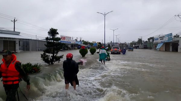 Mưa kỷ lục ở Phú Quốc, nhiều nơi ngập sâu, hơn 4.000 hộ dân bị ảnh hưởng