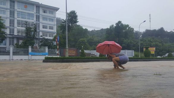 Mưa lũ gây nhiều thiệt hại cho các tỉnh Tây Nguyên: nhà cửa, cây trồng chìm trong biển nước