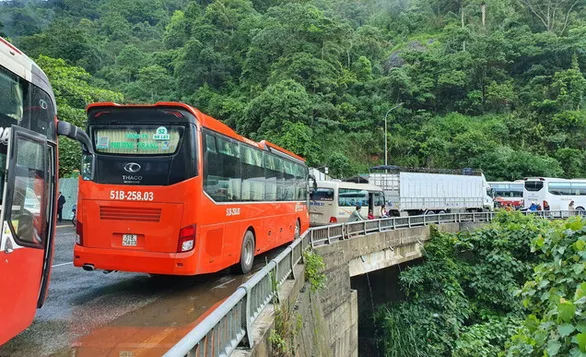 Kẹt xe hàng chục km trên đèo Bảo Lộc do nhiều điểm sạt lở