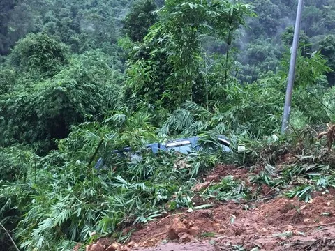 Đèo Bảo Lộc lưu thông bình thường trở lại sau hơn 1 ngày ùn tắc vì sạt lở