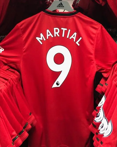 Anthony Martial chính thức đòi lại áo số 9 ở MU