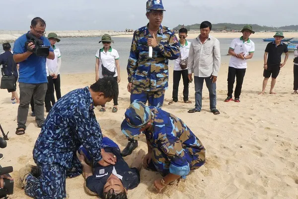 Vùng Cảnh sát biển 3 tập huấn kỹ năng cứu người đuối nước tại huyện đảo Phú Quý