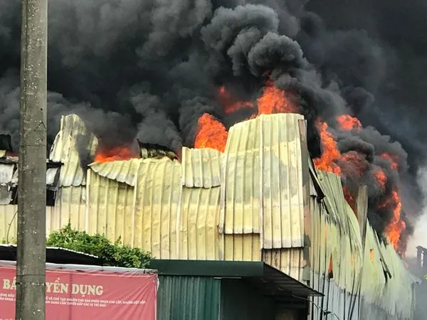 Cháy lớn tại KCN Sài Đồng gần Aeon Mall Long Biên, Hà Nội