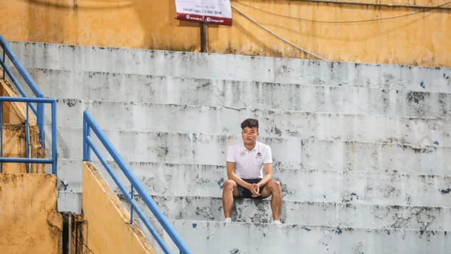 Phí Minh Long cô đơn theo dõi CLB Hà Nội hạ gục Thanh Hoá