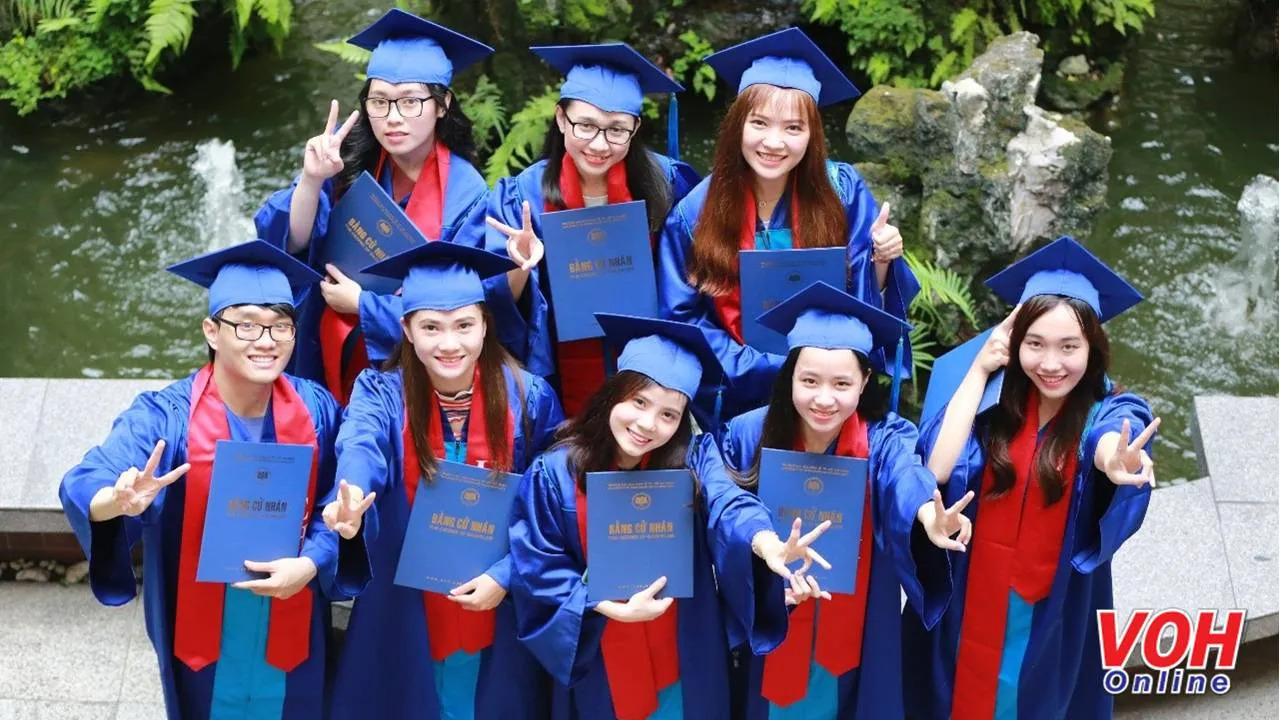 Đại học Kinh tế TPHCM trao gần 7 tỷ đồng học bổng cho tân sinh viên  