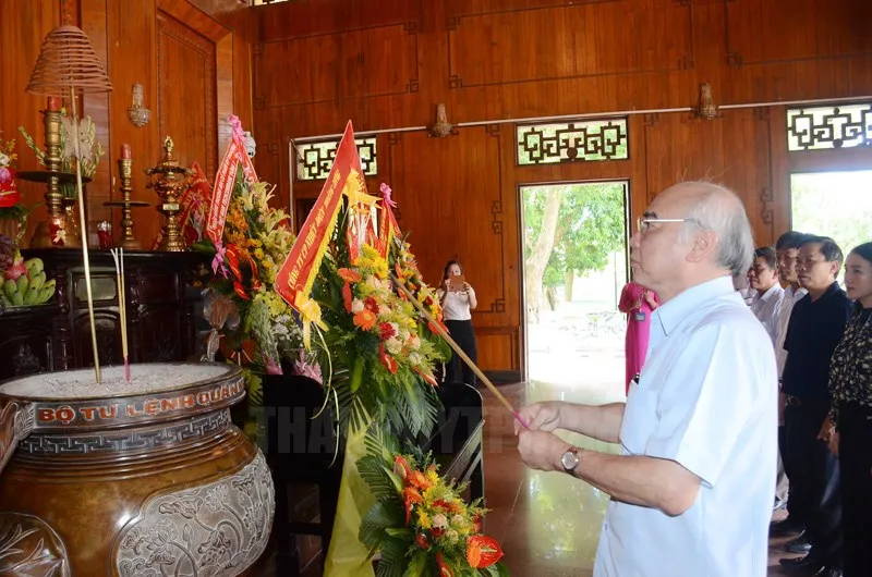 Đoàn đại biểu Ban Tuyên giáo Thành ủy TPHCM dâng hương, dâng hoa tưởng niệm Chủ tịch Hồ Chí Minh