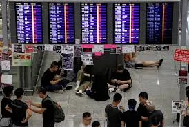 Hong Kong: Sân bay hoạt động trở lại, chính quyền cho rằng có mầm mống khủng bố