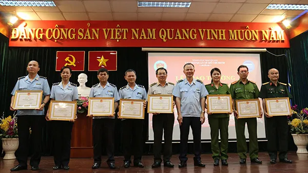 Khen thưởng nóng thành tích phá chuyên án vận chuyển ma tuý từ Châu Phi về Việt Nam