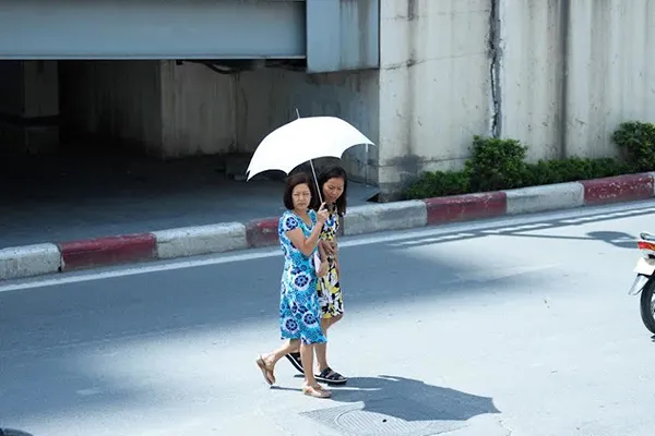 Dự báo thời tiết ngày mai 15/8: Bắc Bộ dịu nóng nhờ mưa rào, Trung Bộ vẫn nóng như thiêu