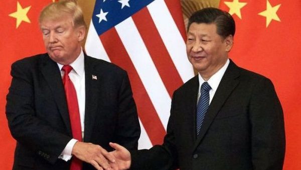 Vì sao ông Trump bất ngờ hoãn áp thuế hàng hoá Trung Quốc ?