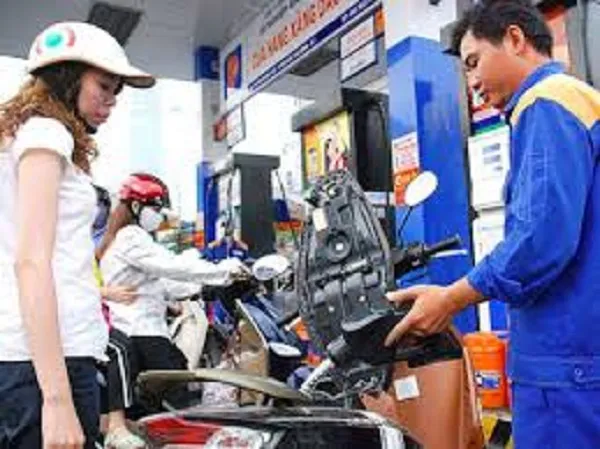 Giá xăng, dầu đồng loạt giảm hơn 500 đồng/lít kể từ 15 giờ chiều ngày 16/8