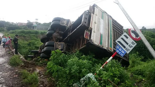 Xe tải mất lái tông sập thành cầu, tài xế thoát nạn