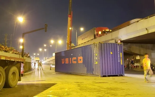 Container đụng gầm cầu vượt, nhiều người hú vía