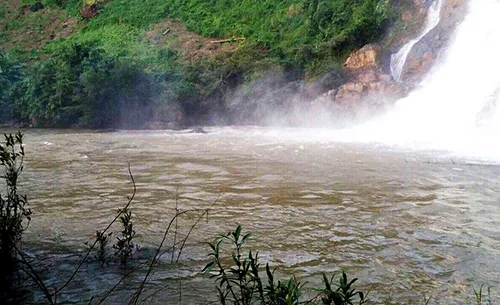 Gia Lai: Rủ nhau đi tắm thác, 3 người mất tích