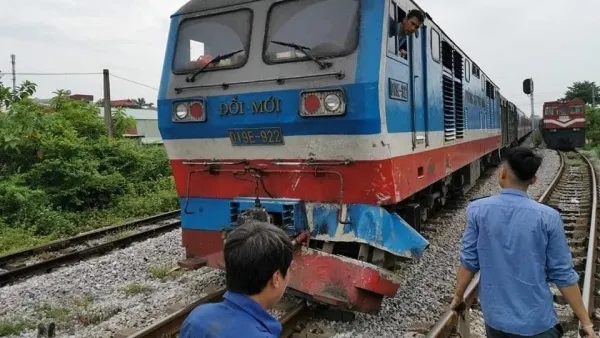 Băng ngang đường sắt, xe tải bị tàu hỏa tông văng xuống ruộng