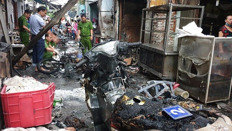 TPHCM: Ngã xe làm rớt nhiều bình gas mini gây cháy lớn ở Q.Tân Phú