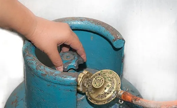 Bất cẩn thay bình gas không khóa van, 3 người trong 1 gia đình bị bỏng
