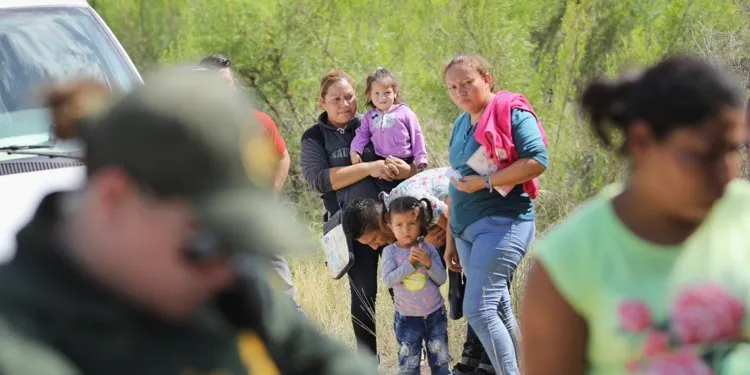 20 bang của Mỹ kiện chính quyền về quy định tạm giữ trẻ di cư vô thời hạn