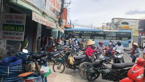 Tin tức tai nạn giao thông ngày 29/8/2019: Xe khách ủi 2 xe máy lao vào nhà dân, 2 người thương vong