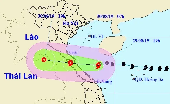 Bão số 4 còn cách đất liền 170 km, Hà Tĩnh, Quảng Bình, Quảng Trị đã có gió giật cấp 6-7