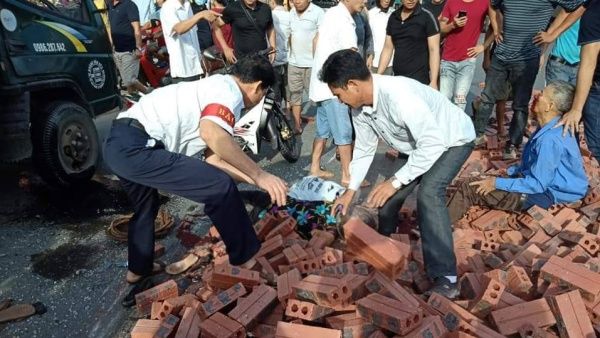 Xe chở gạch lật đè xe máy, khiến 2 vợ chồng thương vong