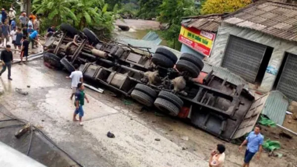 Tin tức tai nạn giao thông ngày 30/8/2019: Xe tải lật nghiêng trên quốc lộ, 2 cha con thương vong