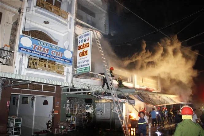 Chợ đầu mối ở thành phố Cà Mau cháy lớn trong đêm