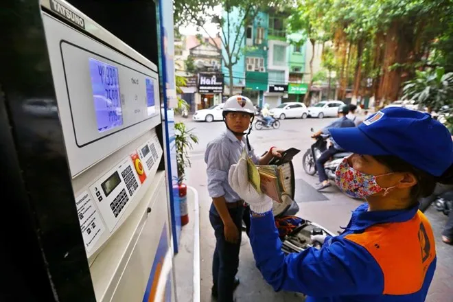 Giá xăng giảm lần thứ tư liên tiếp